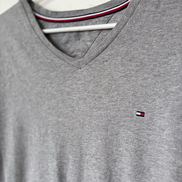 🎉4/30$🎉 Tommy Hilfiger Grey V-Neck T-Shirt - Size Large - Picture 2 of 5